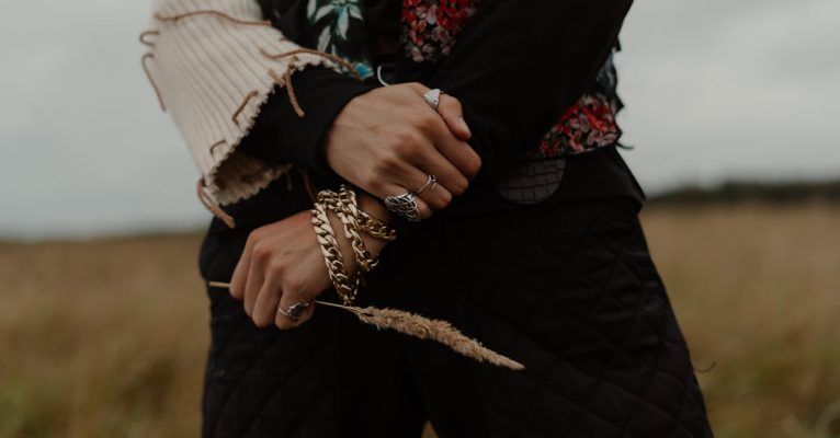 découvrez notre collection d'accessoires floraux, parfaits pour apporter une touche de fraîcheur et d'élégance à vos tenues. que ce soit pour un mariage, une soirée ou un événement spécial, nos accessoires floraux enchanteront votre style tout en ajoutant une note romantique et originale.